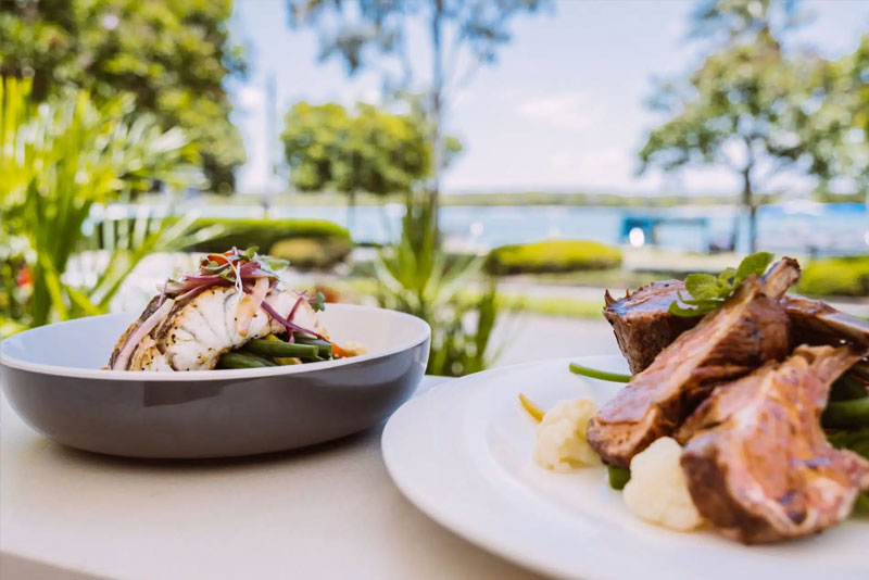 eat in the many restaurants in Noosaville