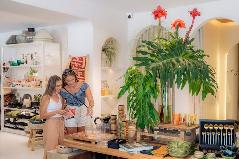 Go shopping in Peregian Beach