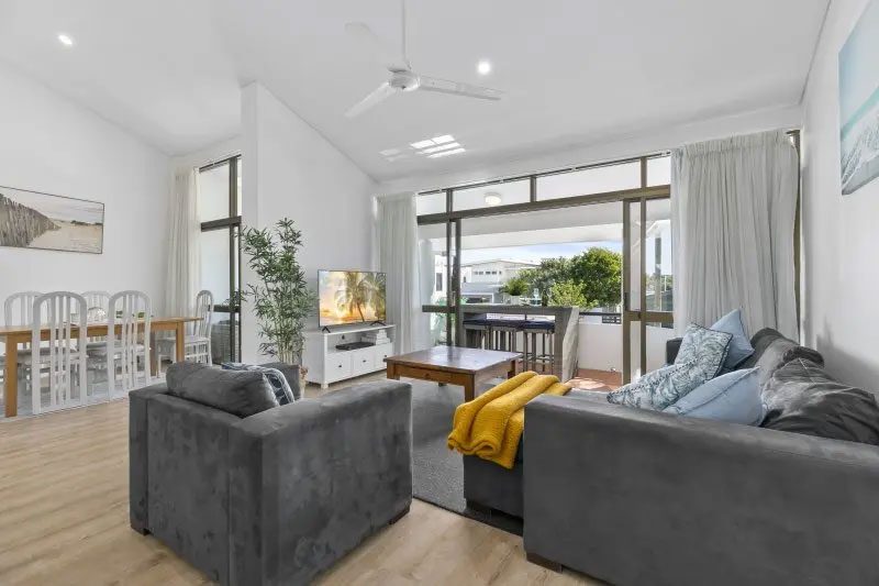 Sundowner-Seclusion---Upper-Level.-Apt-5-19